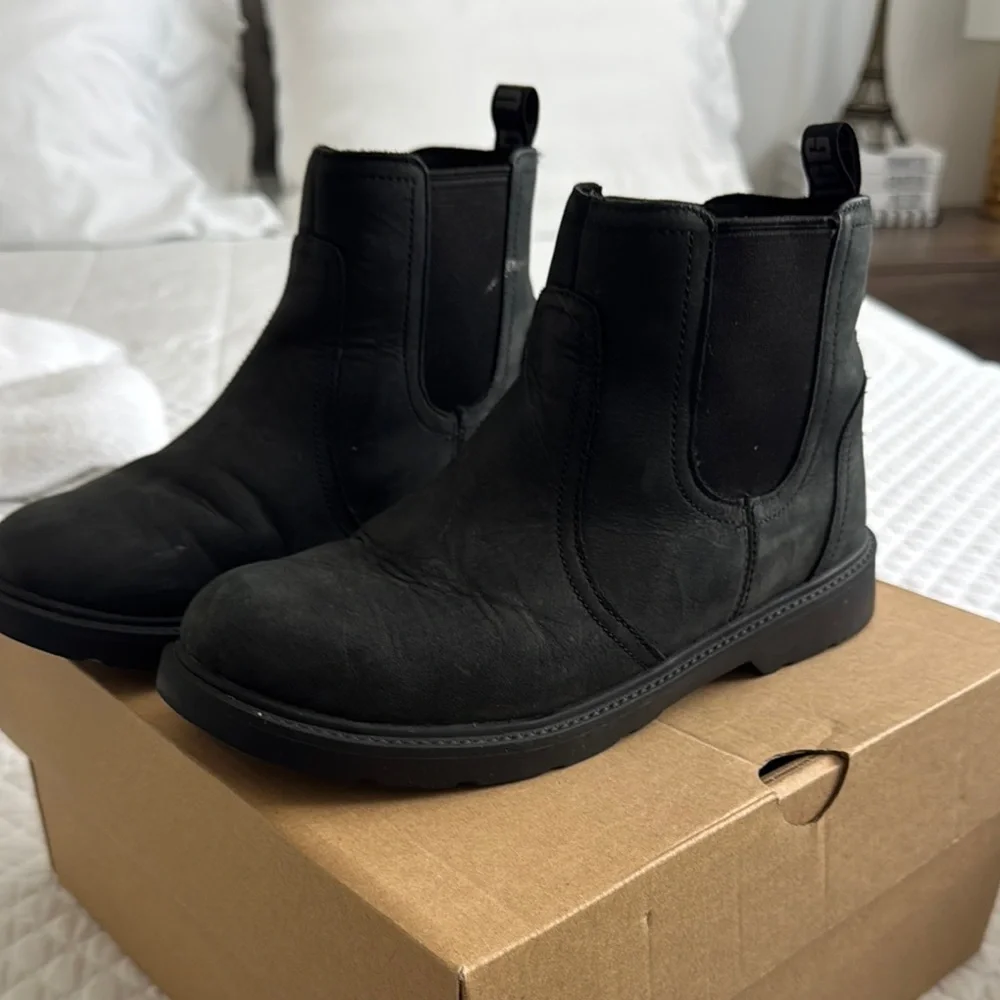 UGG Men's Black Chelsea Leather Boots